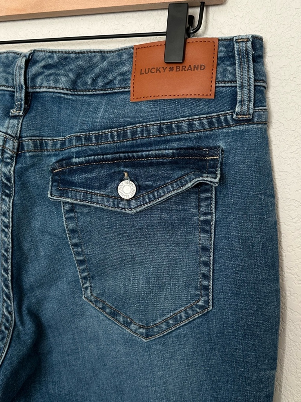 Lucky Brand‎ Low Rise Flare Jeans Medium Wash Size 32 - Picture 5 of 9